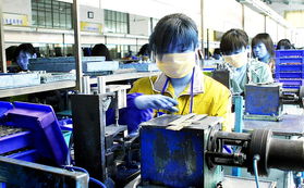 探訪華龍區星馳電源廠 工人們忙碌生產國內通信設施服務業務核心組件